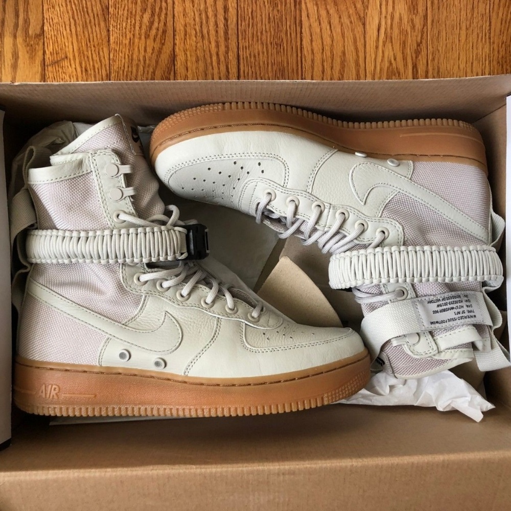 NEVER WORN BEFORE NEW Grey Nike W SF AF1 size 9